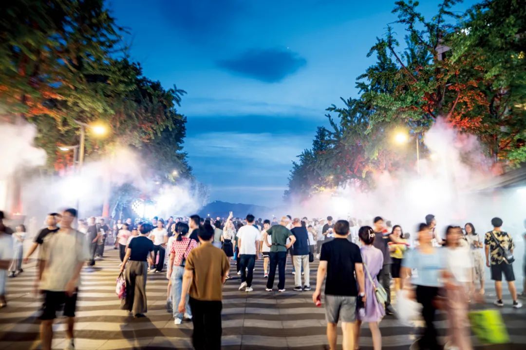 7月1日，浙江杭州市，湖滨路通过水雾装置为行人降温。图/视觉中国