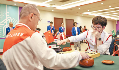 9月25日，围棋男子个人预赛，中国体育代表团选手柯洁（右）与新加坡体育代表团选手康占斌在比赛中。本报记者 蒋雨师摄