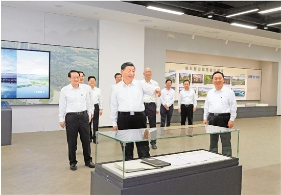 9月20日至21日,中共中央总书记、国家主席、中央军委主席习近平在浙江考察。这是20日下午,习近平在绍兴市浙东运河文化园考察。新华社记者 李学仁 摄
