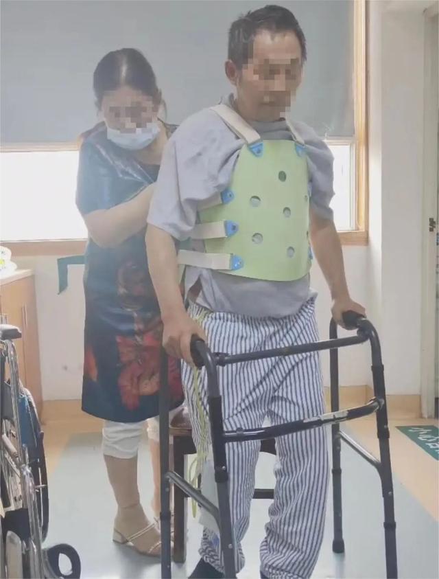 术后患者在家人及助步器的帮助下可以从轮椅上走到床边