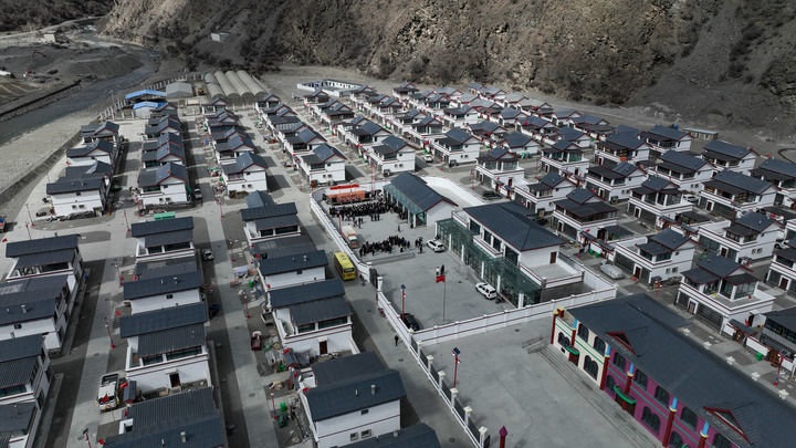 这是2023年2月15日拍摄的西藏隆子县斗玉珞巴民族乡绕让搬迁安置点(无人机照片)。新华社记者 晋美多吉 摄