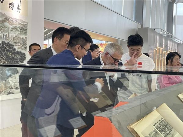 国际奥委会副主席小萨马兰奇在国际奥委会文化和奥林匹克遗产委员会委员侯琨的陪同下参观展览
