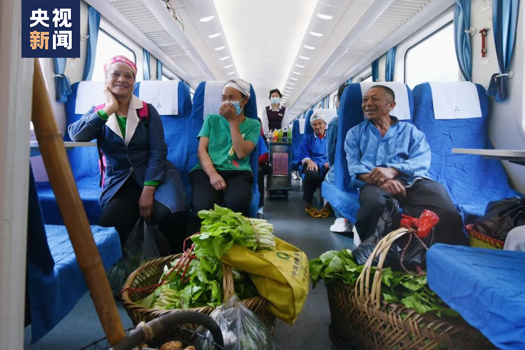 “火车超市”上新了！看“带货车长”如何帮乡亲们开拓销路