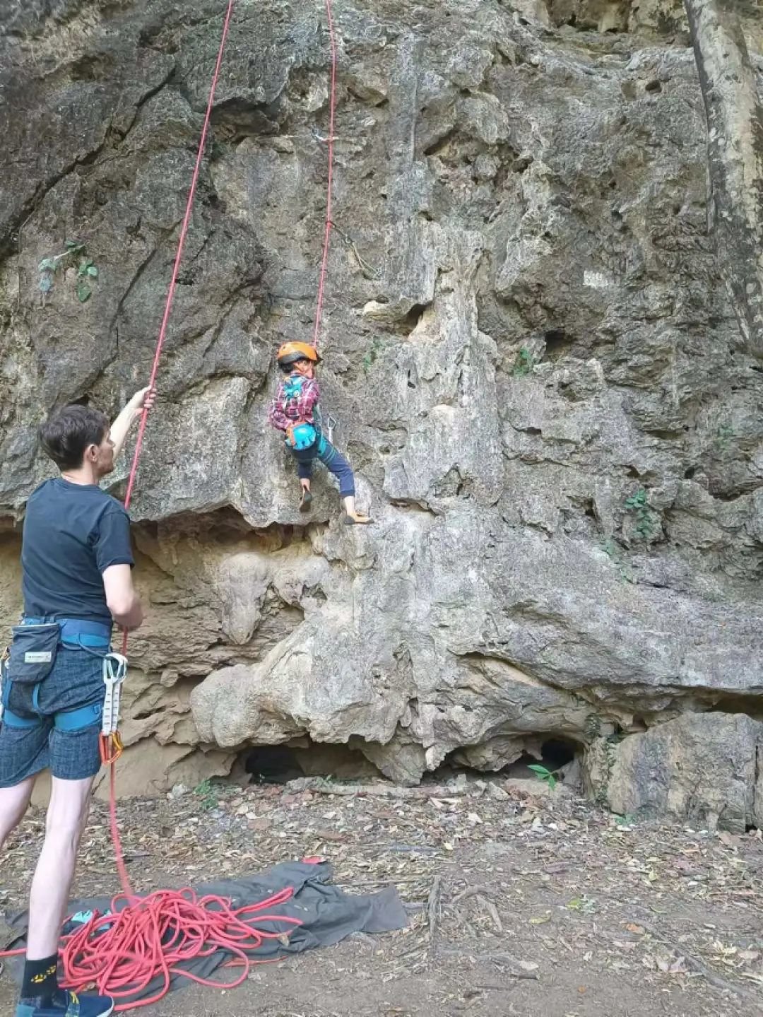 一年多前,离开石鼓回到昆明的 Reuben 和翎开展了新的生活,今年春年,带着儿子到西双版纳和老挝野攀
