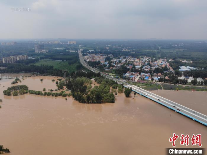 图为8月2日中午，永定河廊坊段苑家务大桥。(无人机照片)李冲 摄