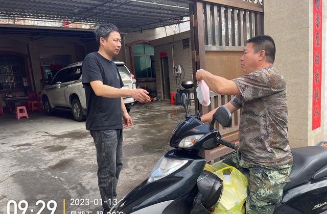 工作人员在发放健康爱心包。符燕供图