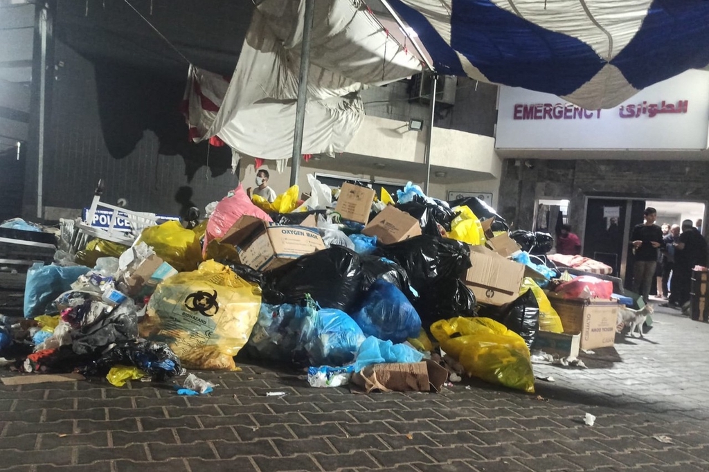 当地时间11月13日，希法医院外的垃圾堆积，加沙地带的燃料危机十分严重，由于燃料和药品的缺乏，加沙民众生命岌岌可危。图自IC Photo