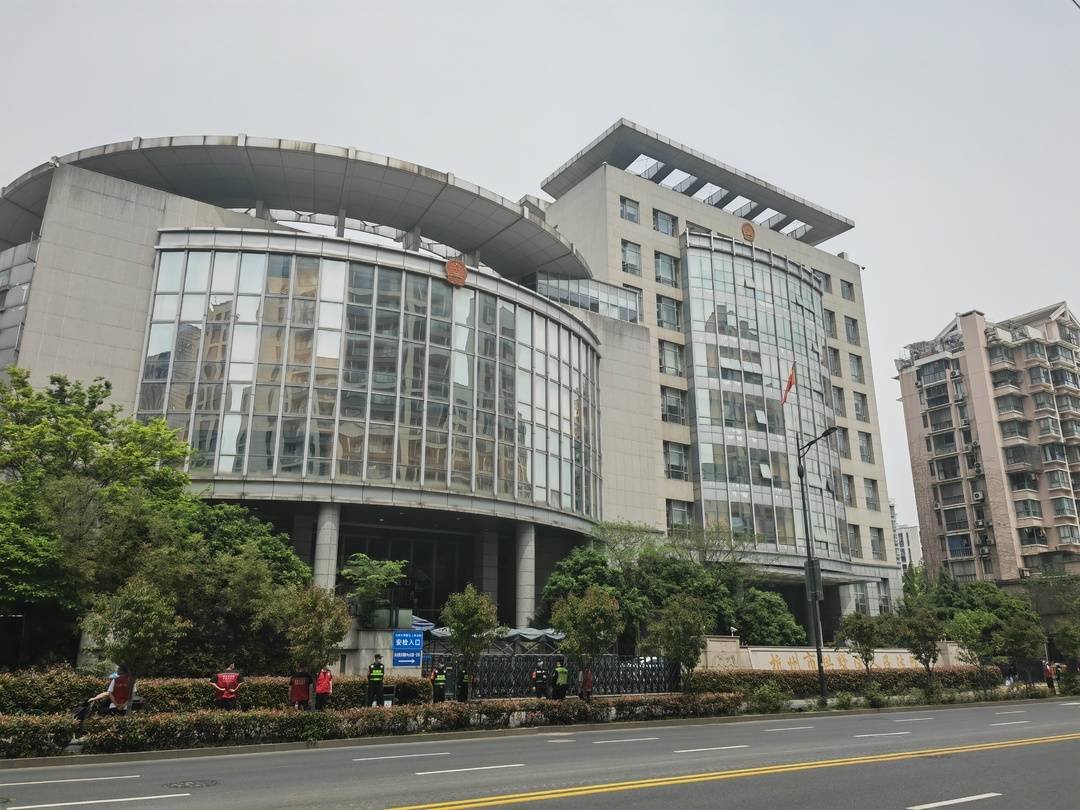 陈长江进入法院前（石伟摄影）
