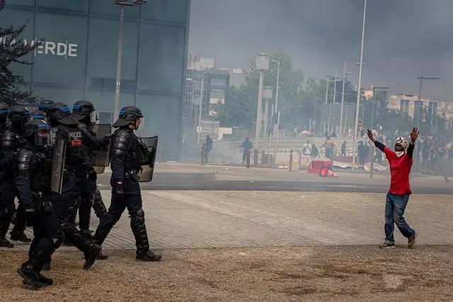 法国上塞纳省楠泰尔市，示威者与警察发生冲突。 图源：新华社