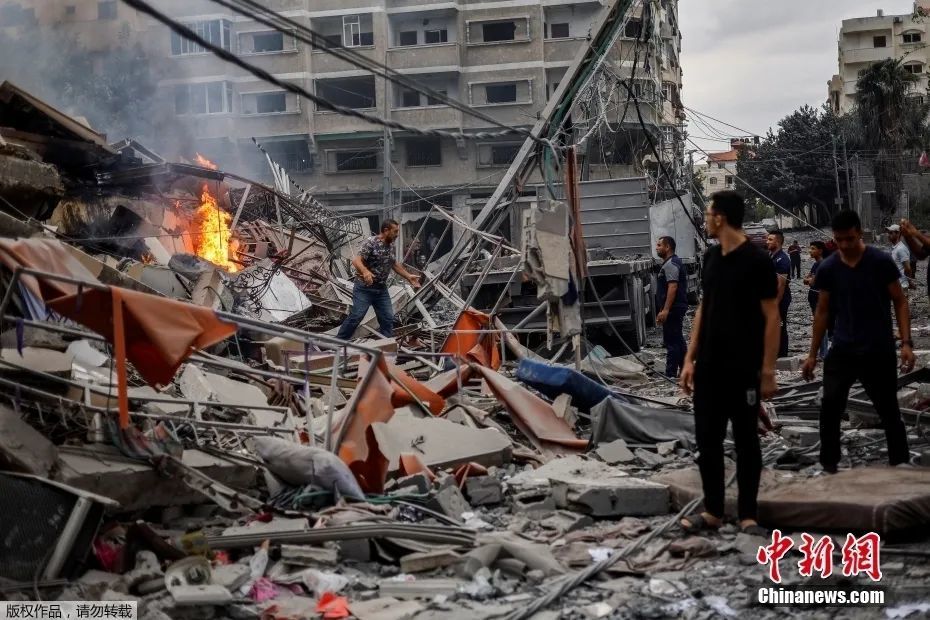 图为当地时间10月10日，加沙地带住宅楼废墟中燃起火焰。