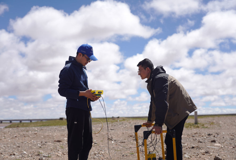 科考队员董士琦(左)和范越在长江北源楚玛尔河附近进行地质雷达探测(7月29日摄)。新华社记者 陈杰 摄