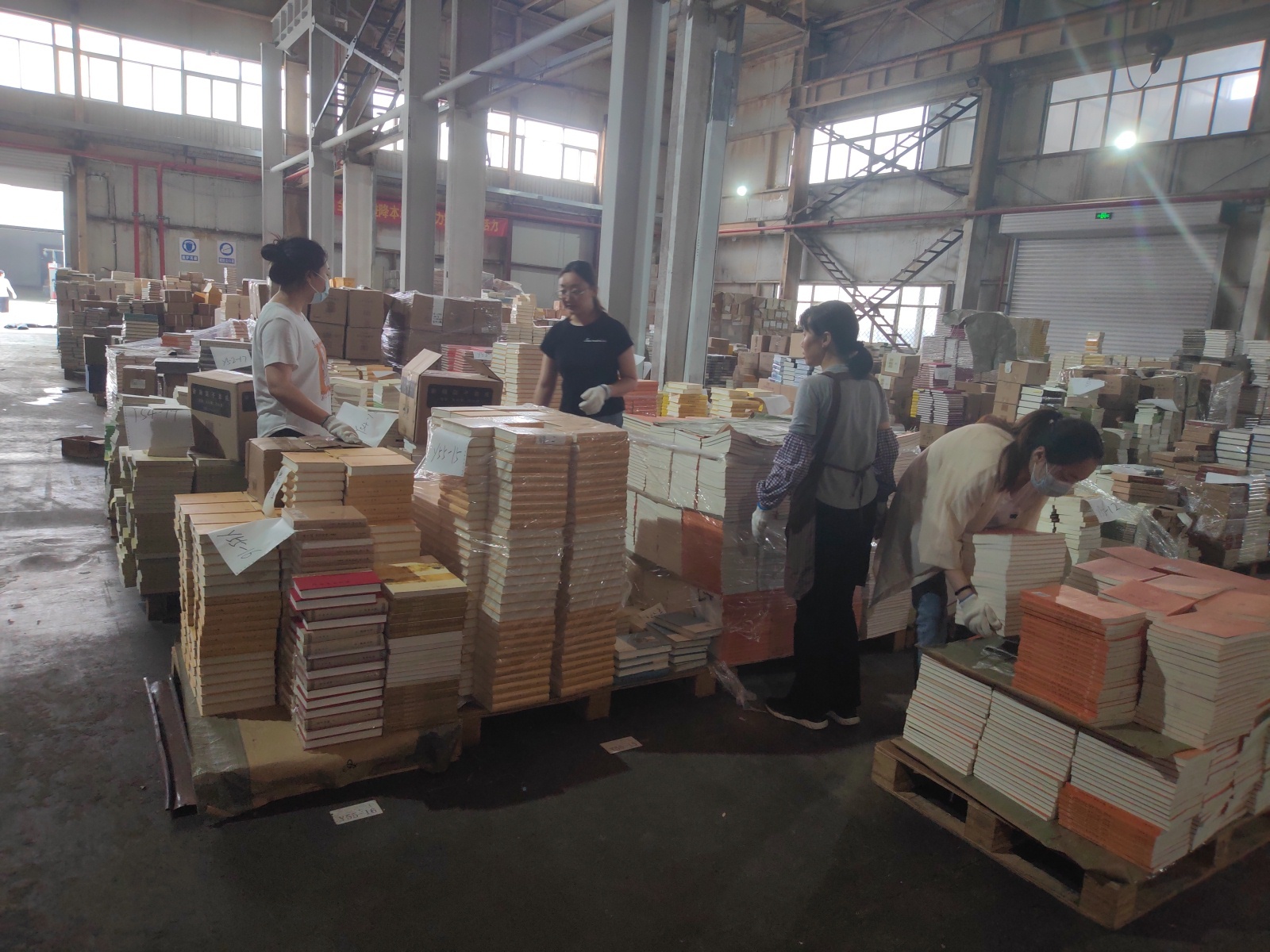 8月1日下午1点半，中图网涿州库房的员工们还在仓储中心搬运书籍。 本文图均为 受访者 供图