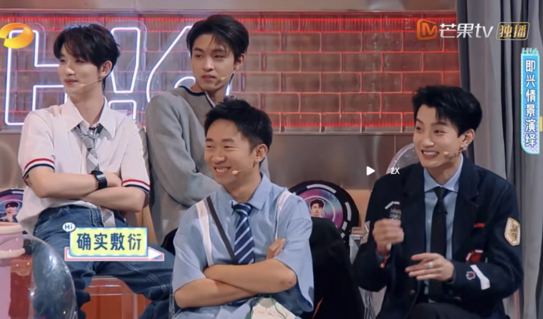 谁懂,他俩一直偷摸手拉手诶 谁懂,他俩一直偷摸手拉手诶