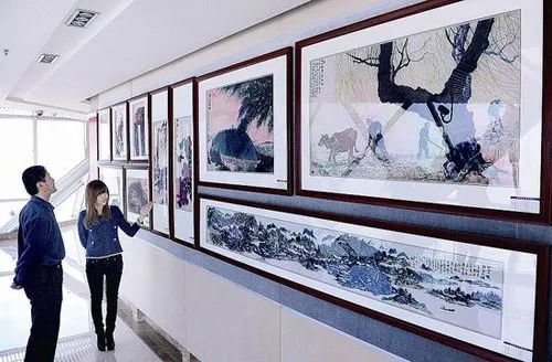 广汇集团中天大厦50层收藏珍品展厅内展出的著名书画家的艺术作品