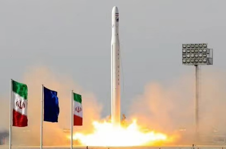 “信使”运载火箭搭载“光明”-3号卫星升空。