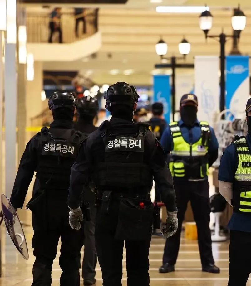◆韩国投入大批警力，强化治安巡查。