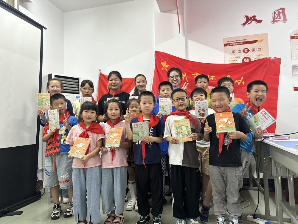 江苏省泰州市人民检察院在泰州市高港区刁铺街道暑托班开展普法教育。(丁江立 摄)