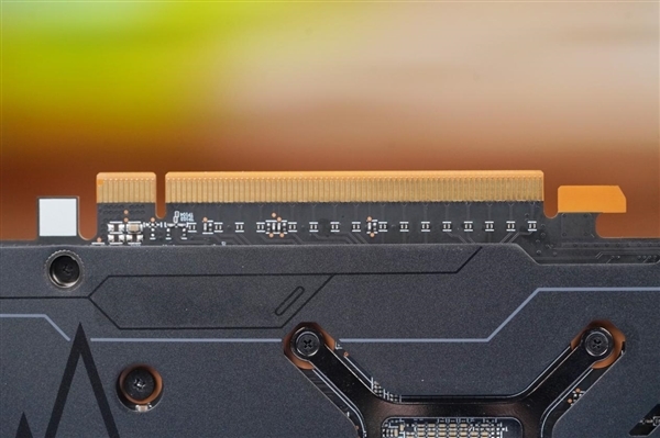 中国特供!蓝宝石AMD RX 6750 GRE 10GB白金版图赏