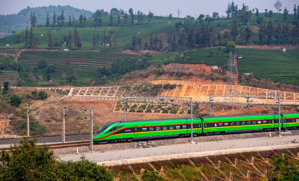 4月13日，首发列车驶过位于云南省普洱市的一处茶山。新华社记者 江文耀 摄