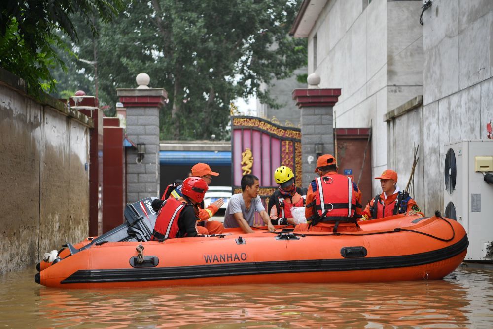 ↑8月3日，衡水市消防救援支队救援人员在涿州市码头镇沙窝村为受灾群众运送物资。