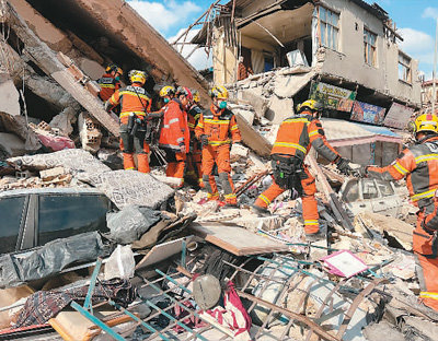 香港特区救援队在土耳其灾区搜救现场。香港消防处供图