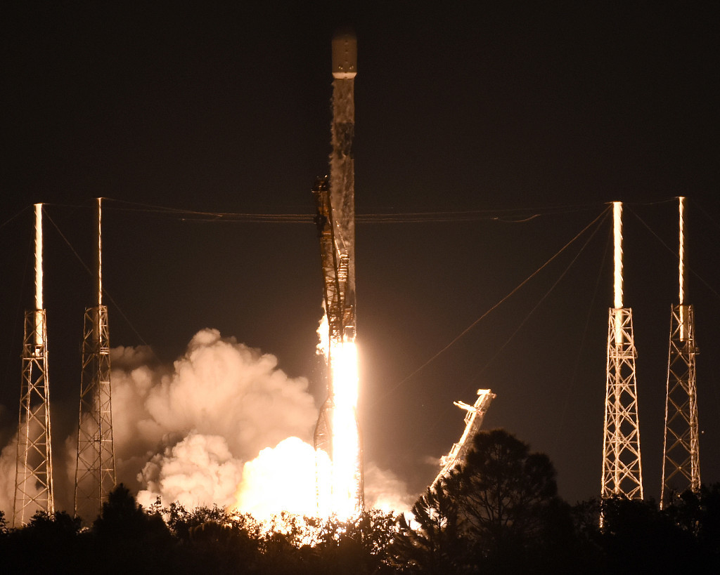 9月8日，美国佛罗里达州，SpaceX猎鹰9号火箭在卡纳维拉尔角空间站的40号发射场发射22颗星链卫星。（视觉中国）
