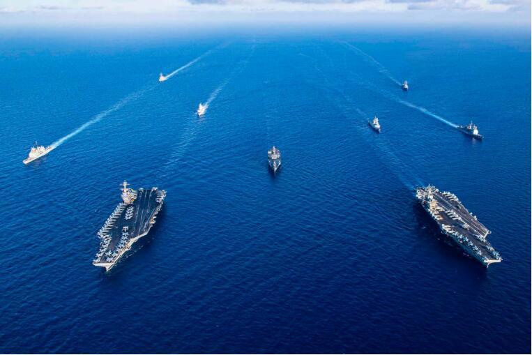 当地时间11月3日，美军公布两艘航母在地中海东部举行演习的画面。图源：美国“动力”网站
