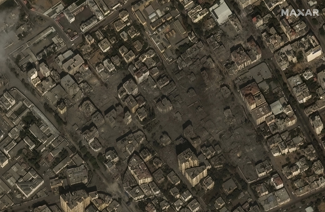 当地时间2023年10月10日，加沙城，以色列空袭后，被摧毁的住宅建筑。