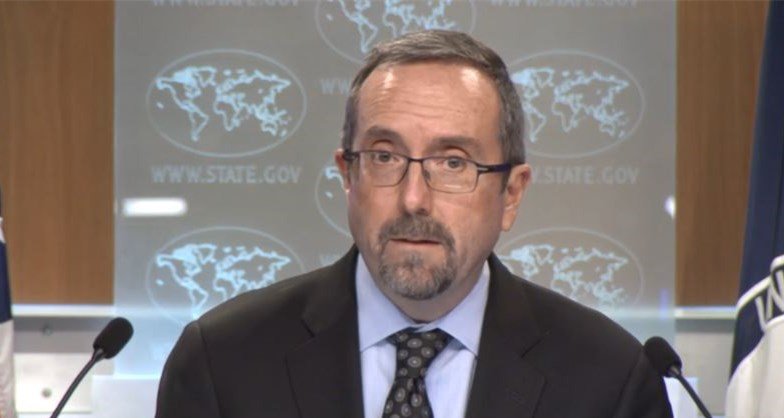 △约翰‧巴斯在美国国务院记者会上讲话（图自美国国务院官网）