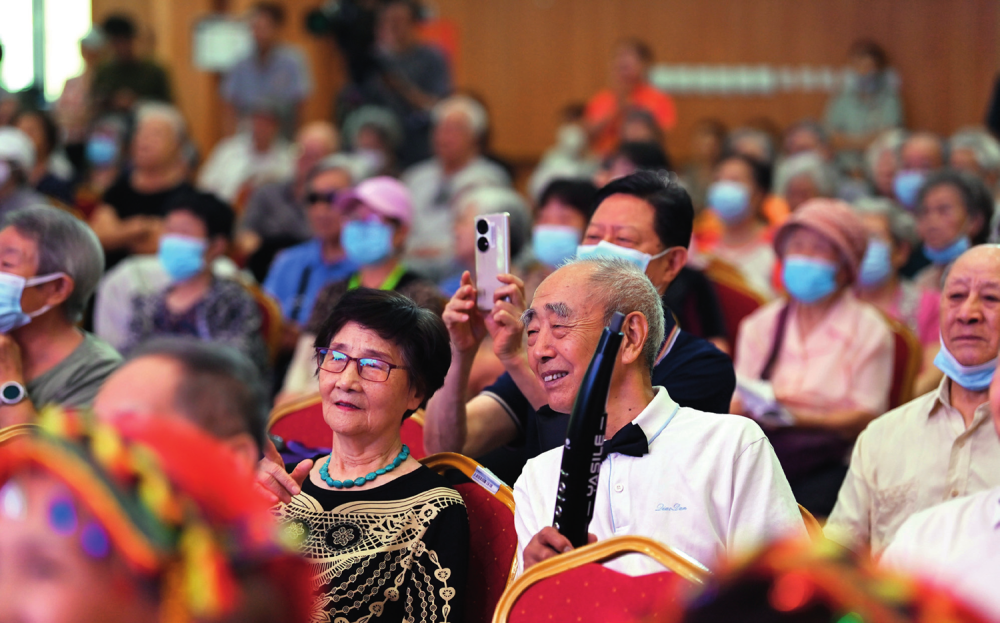 河北廊坊三河市燕达金色年华健康养护中心入住老人在观看文艺汇演（2023年7月20日摄）朱旭东摄 / 本刊