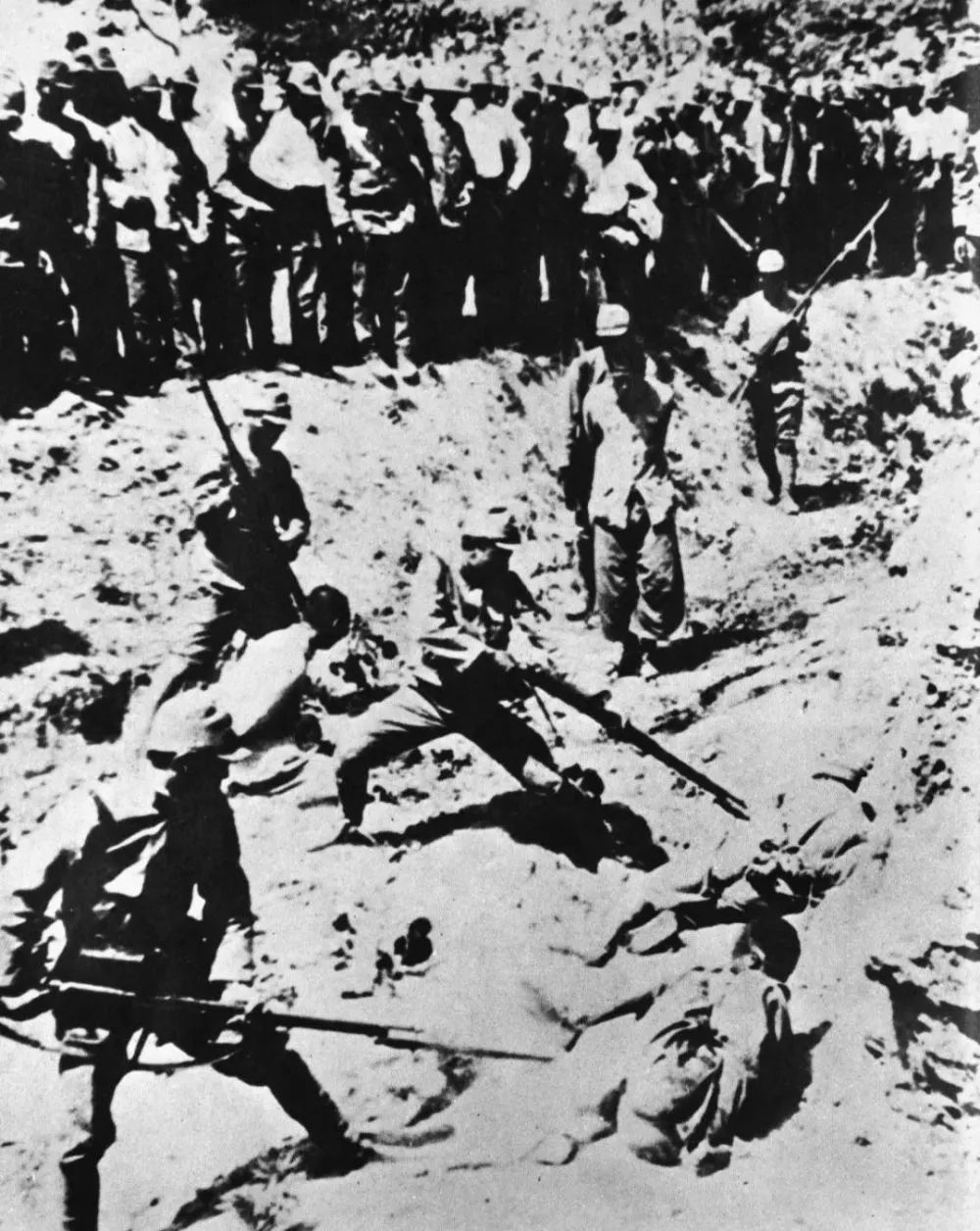 ▲资料照片：日军在南京屠杀中国平民。（图源：新华社）