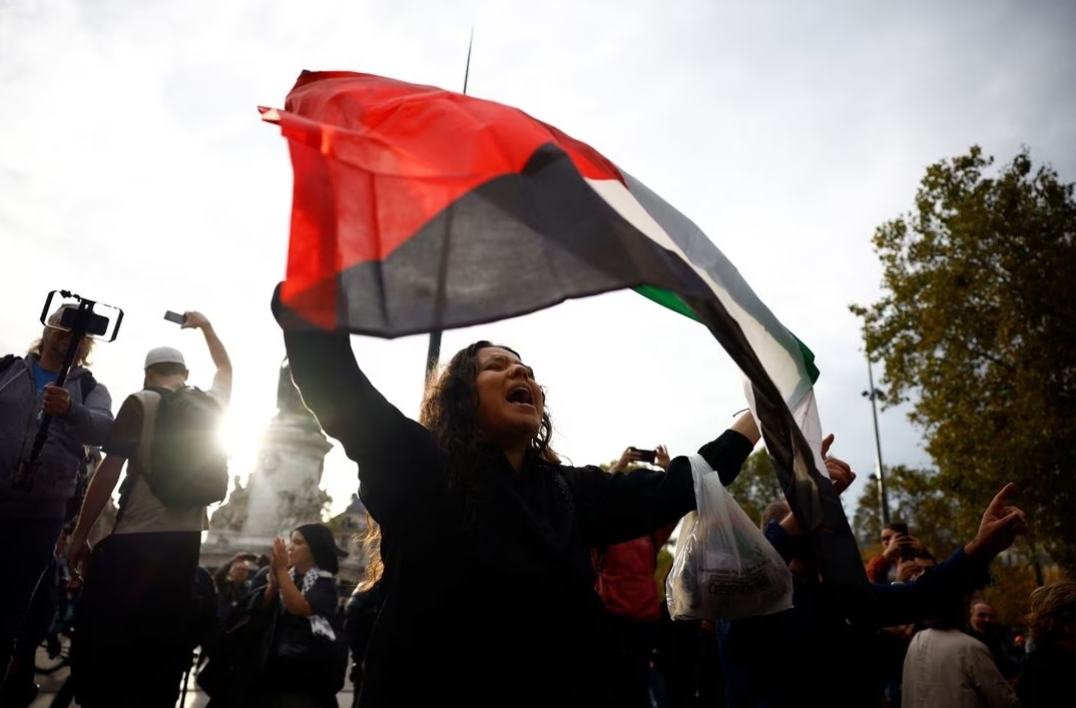 示威者在巴黎市中心举行支持巴勒斯坦的示威游行，图自外媒