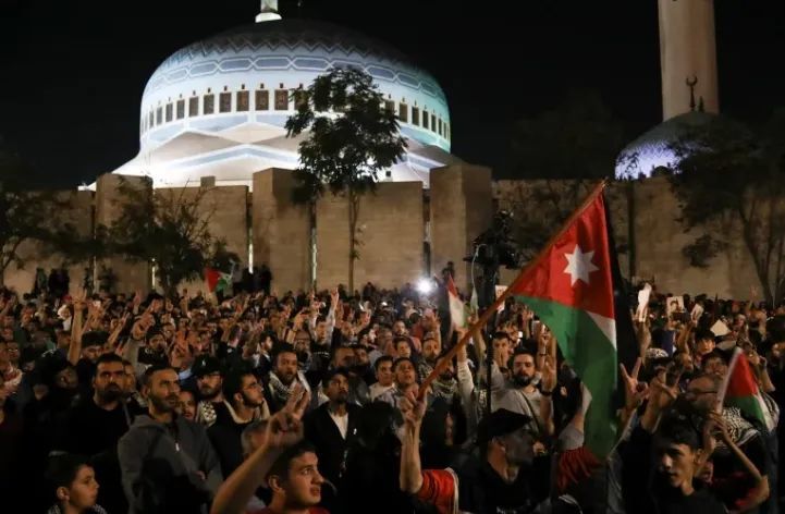 上万约旦人走上街头，声援巴勒斯坦。图自半岛电视台（下同）