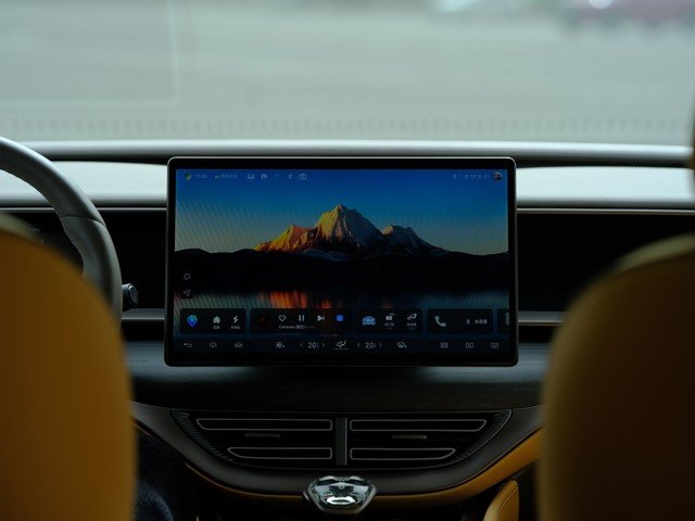 脚踢埃尔法拳打艾维亚,腾势D9 EV体验报告