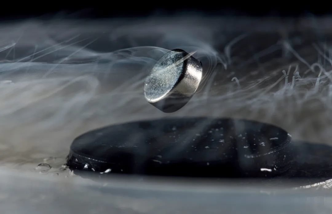 兰加·迪亚斯演示的一次实验中，一块磁铁漂浮在液氮冷却的超导体上。图/罗彻斯特大学
