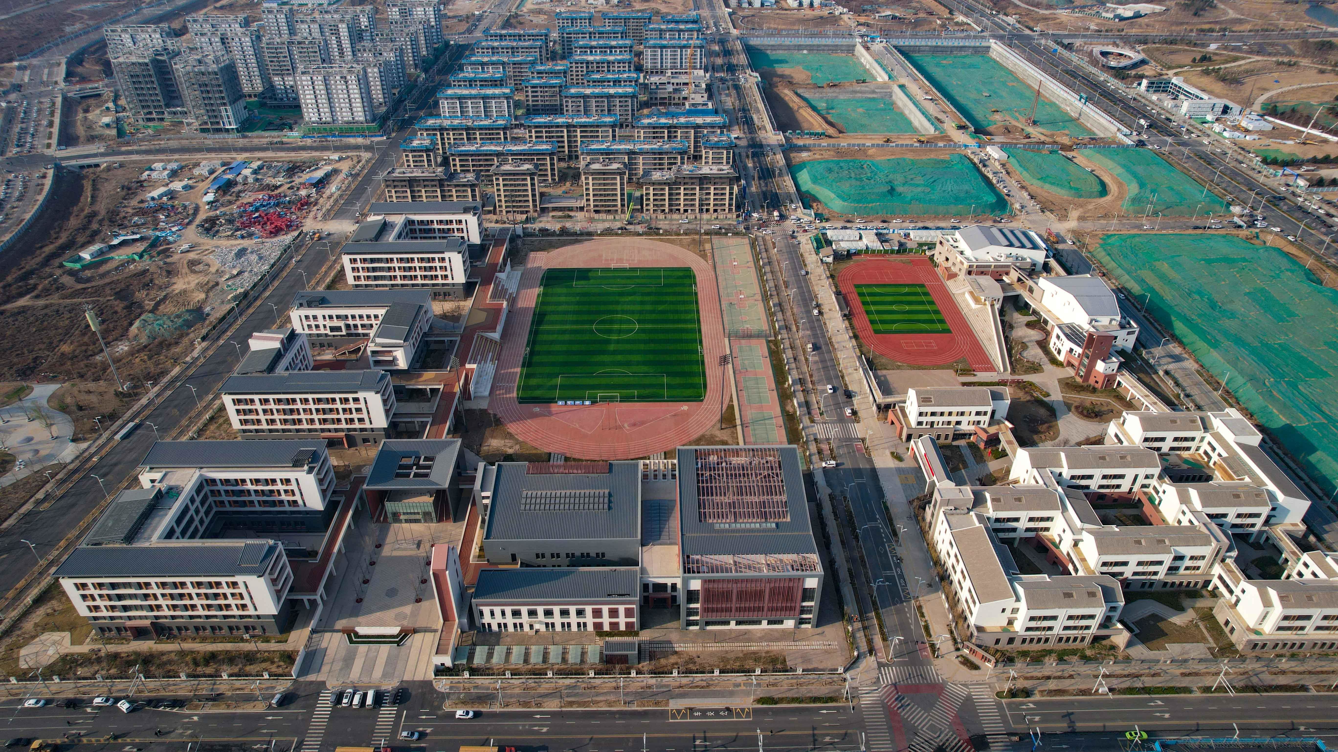 △目前，北京援建雄安新区的北京四中（左）和史家胡同小学（右）已完成交付。