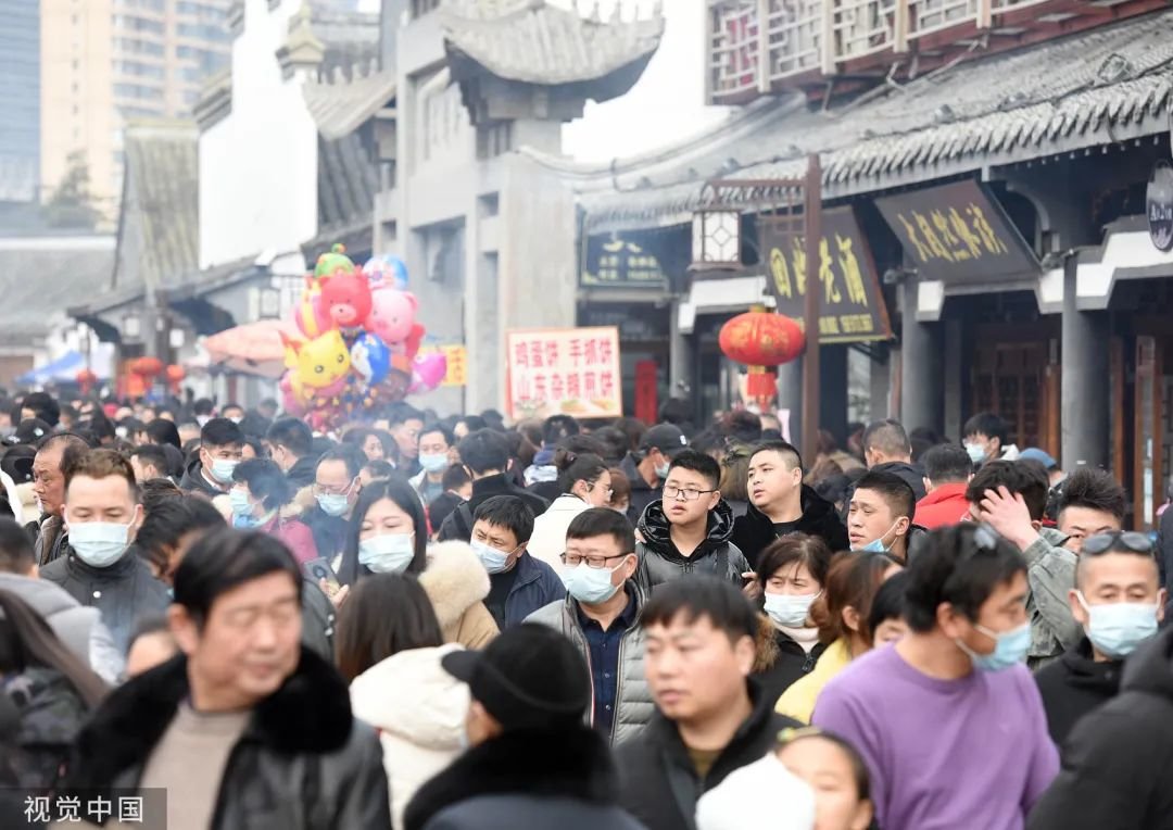 景区拥挤的客流逐渐成为日常。/视觉中国