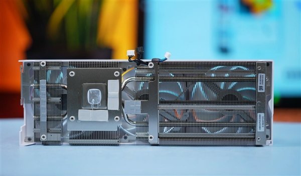 高颜值波普风!七彩虹RTX 4060 Ti Ultra W OC显卡图赏