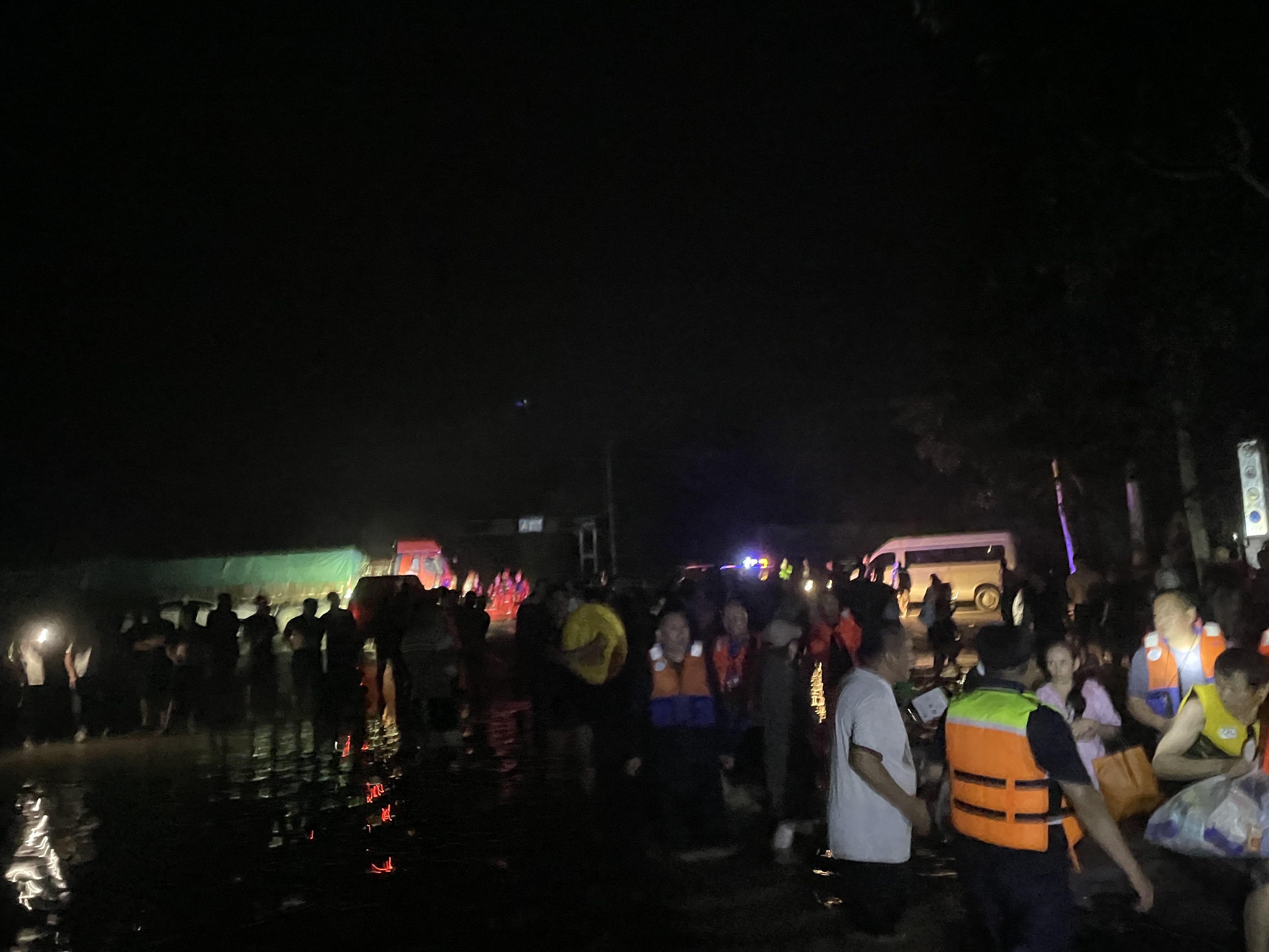 截至8月1日晚9点30分，下胡良村的救援还在继续。澎湃新闻记者 陈媛媛 摄