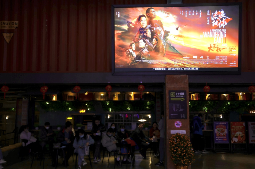 1月底,广州一家电影院里等待进场的观众们。/林泽君 摄