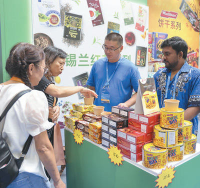 8月18日，参观者在第三届RCEP区域（山东）进口商品博览会上咨询洽谈。许传宝摄（新华社发）