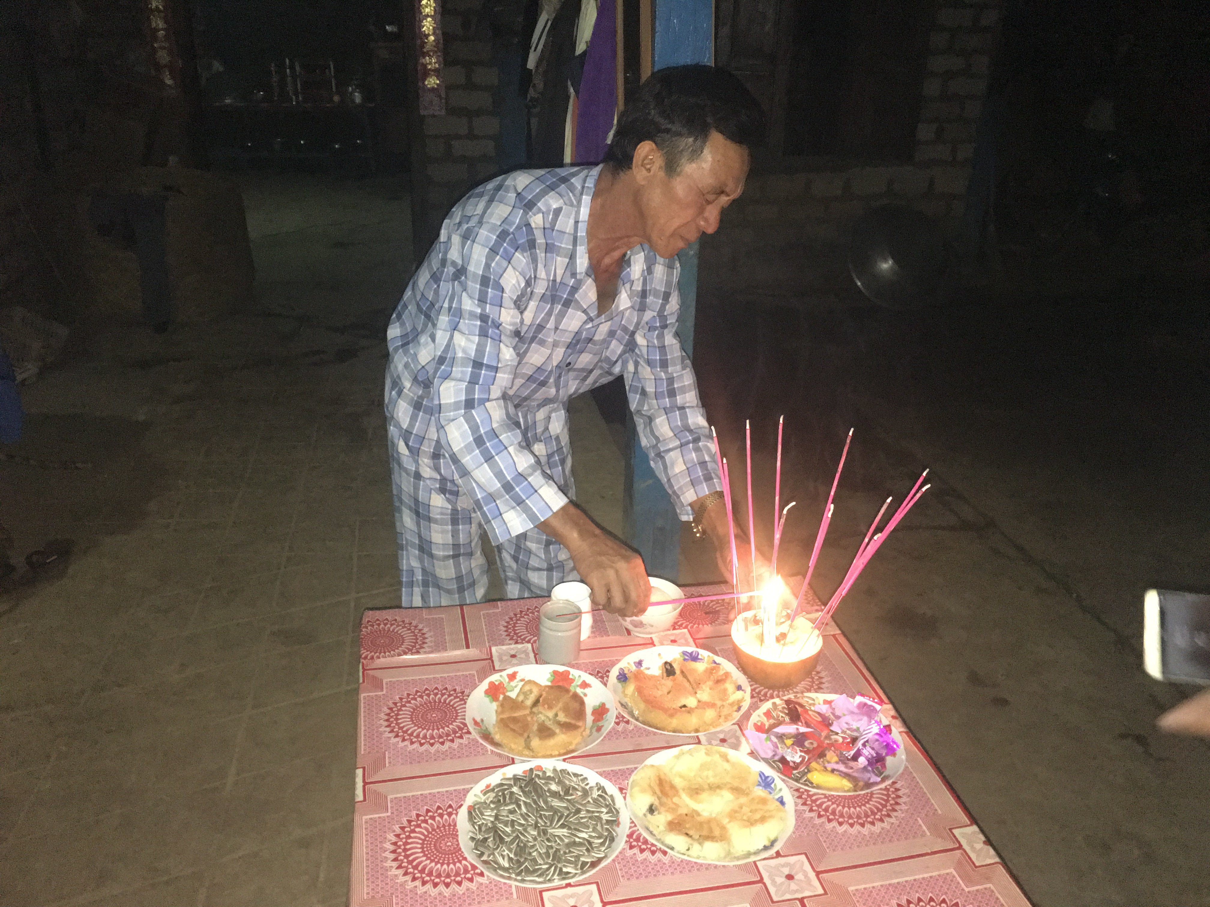 阿芸的父亲在缅甸过中秋节