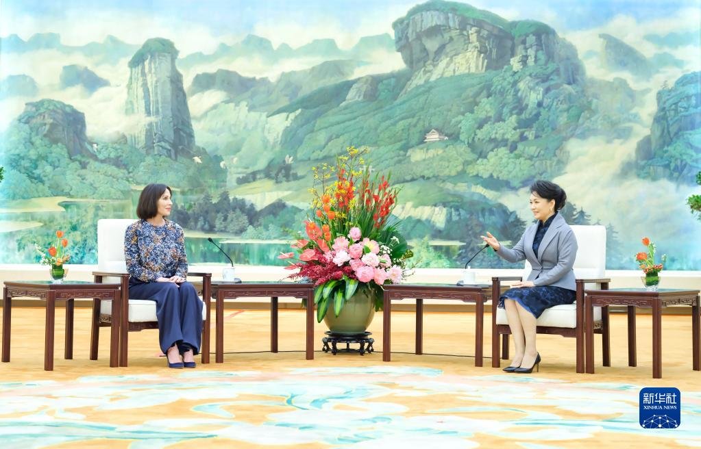 4月19日，国家主席习近平夫人彭丽媛在北京会见陪同加蓬总统邦戈对中国进行国事访问的总统夫人西尔维娅。新华社记者 丁林 摄