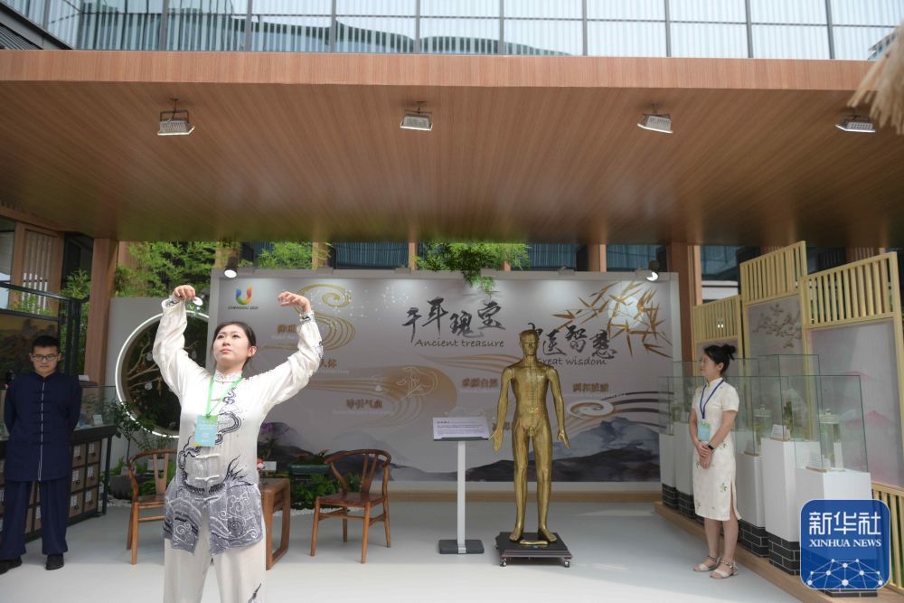 ↑这是7月12日拍摄的主媒体中心传统文化传播区内的中医文化展示区。新华社发(魏麟潇摄)