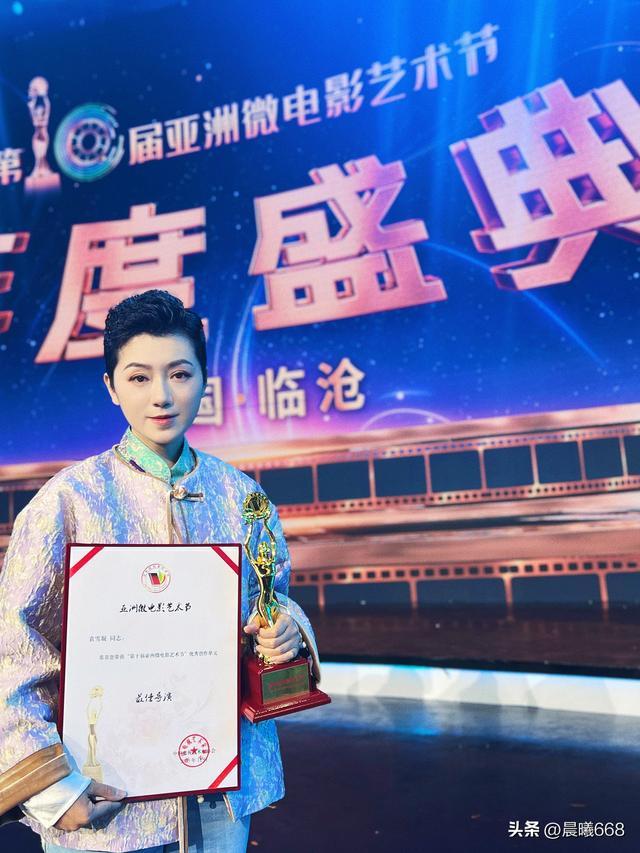 导演袁雪凝展示获奖证书