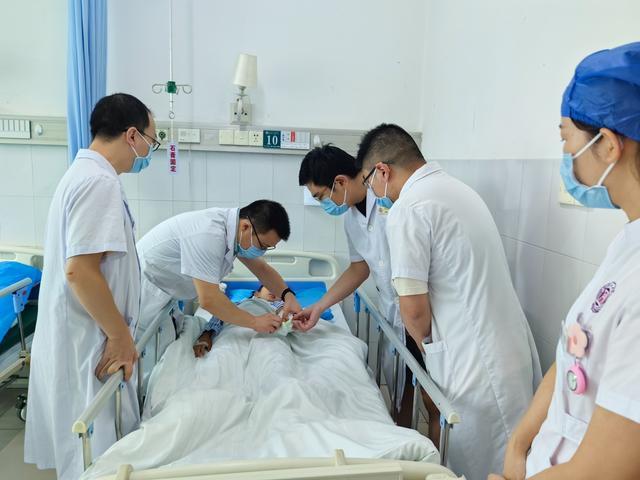 陈建民主任带队查看患儿术后手指的恢复情况