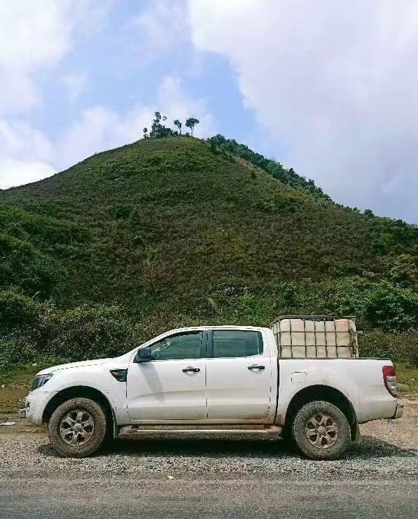 2022年4月,胡晟开车到万象乡下拉鱼。