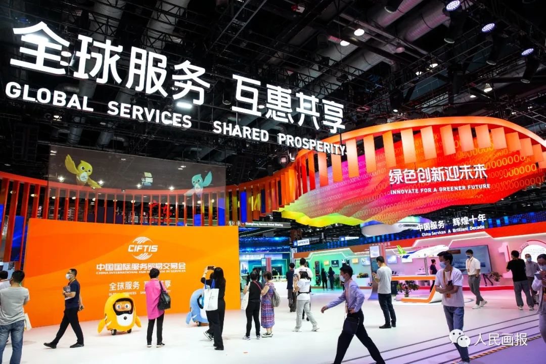 2022年9月2日,北京,观众在国家会议中心参观服贸会中国服务贸易成就展专区。摄影 秦斌/人民画报