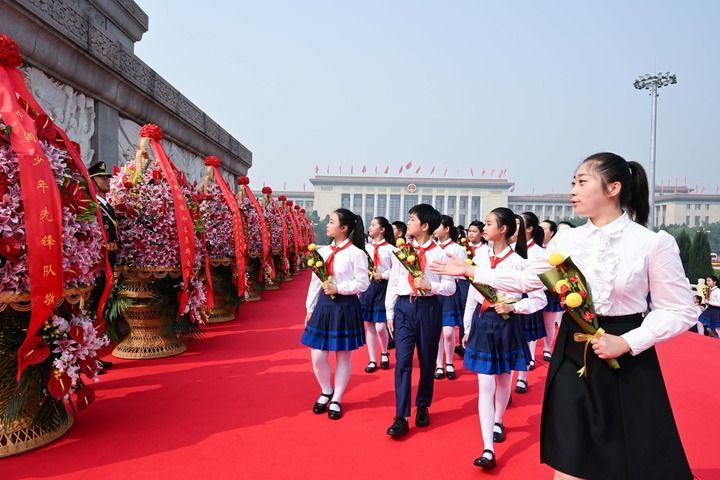 ↑烈士纪念日向人民英雄敬献花篮仪式在北京天安门广场隆重举行（2022年9月30日摄）。新华社记者 饶爱民 摄