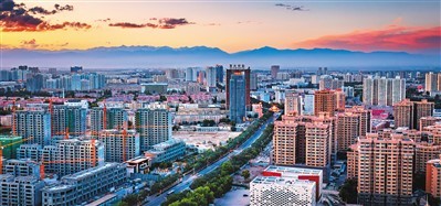 哈密市区俯瞰。李 华摄